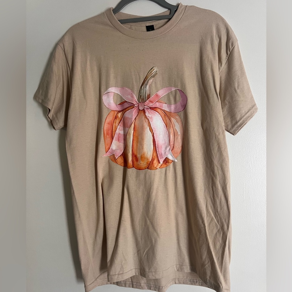 Sand Classic T-Shirt w/ pumpkin and bow